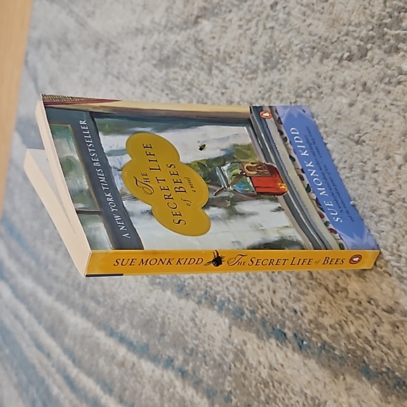 1/$7 or 2/$10 The Secret Lift of Bees - By Sue Monk Kidd. Paperback Book - Picture 6 of 6